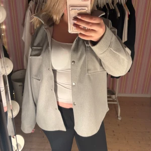 Ljusgrå overshirt - Snygg ljusgrå overshirt från Gina perfekt till hösten🍂 Anväd ca 3ggr, skriv vid frågor💕💕