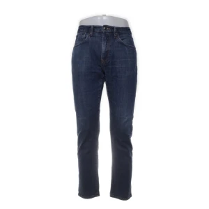 Mörkblå jeans från Replay - Snygga mörkblå jeans från Replay. Jeansen har en stilren look med diskreta sömmar och är tillverkade i mjukt denimtyg som sitter skönt.