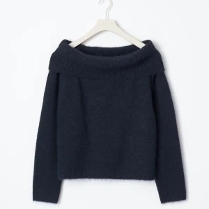 Mörkblå offshoulder stickad tröja - Mysig mörkblå stickad tröja med bred offshoulder-krage och långa ärmar. Perfekt för dig som vill ha en stilren och trendig look med en twist. Ribbstickade detaljer vid krage, ärmslut och nederkant ger extra känsla.