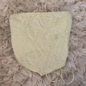 Ljusgrön topp från SHEIN XS - Supersnygg ljusgrön topp från SHEIN i storlek XS. Den har ett unikt strukturerat tyg med coolt mönster och snörning i ryggen för en trendig look, och passar dig som gillar detaljer och stil. Aldrig använd 