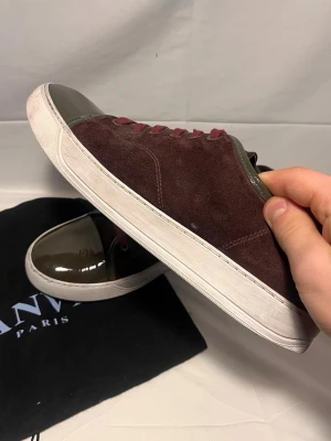 Lanvin - Lanvin skor i storlek 45, skick som ni ser pefetk! Mitt pris är 1499! Priset ej hugget i sten hör av er vid frågor o bilder! Tryck på bilderna för att få bättre kvalitet har hänt något!