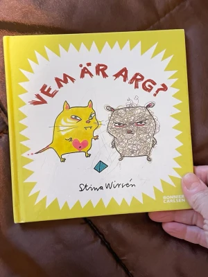 Vem är arg? - En charmig och färgstark bok med uttrycksfulla illustrationer av djur som visar känslor. Perfekt för unga läsare som gillar humor och vill utforska känslor på ett lekfullt sätt. Passar både barn och unga vuxna som uppskattar unika bilderböcker.