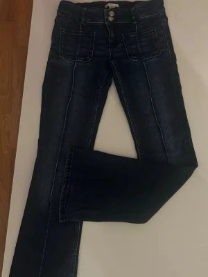 Mörkblå low-waist bootcut jeans  - Säljer eftersom de aldrig kommer till användning