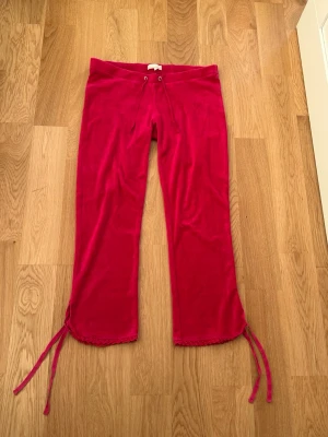 Rosa mjukisbyxor Odd Molly  - Säljer ett par mjuka och sköna rosa mjukisbyxor från Odd Molly, byxorna har snörning i midjan och dekorativa knytband vid bensluten. En jätte jätte liten defekt som syns på sista bilden 💕