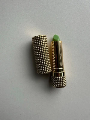 Magiskt läppstift/ lip stainer - Helt nytt oanvänt magiskt läppstift / lip stainer i fint gulligt fodral. Det gröna stiftet reagerar med läpparna och skapar en rosa / cerise långvarig läppfärg. Ju mer man målar på, desto skarpare, och målar man mindre blir det mer diskret färg. Men snälla observera att den håller LÄNGE, så var försiktig att inte måla utanför. 😅  Hämtas i Stockholm eller skickas mot porto