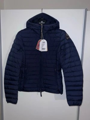 Mörkblå pufferjacka från Parajumpers - Finns i alla storlekar xxs-xxl.