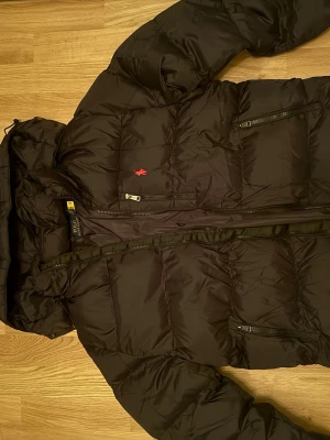 Polo ralph lauren jacka - Nästan helt sprillans ny ralph lauren jacka! Parfekt nu när det är vinter. Pris kan diskuteras.