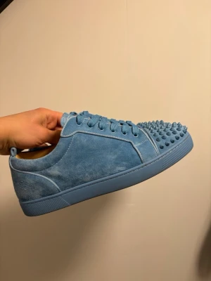 Christian Louboutin junior ljusblåa skor - Säljer ett par unika Loubs i denna fina och sällsynta blåa färg 🎨Dustbag + Orginal låda + Extra snören medföljer! Skorna är äkta och i toppen skick ✅