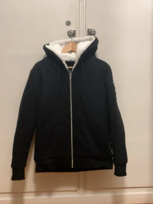 Moose knuckles bunny  - Säljer nu mina moose knuckles då jag tröttnat lite på den. Den är i väldigt fint skick o pälsen med. Jackan är extremt bekväm o bra nu till vintern när de är lite kallare. Orderbekräftelse finns o kan skickas vid intresse. Pris är ej hugget i sten så kom med pris förslag o tveka inte på o höra av er // g0