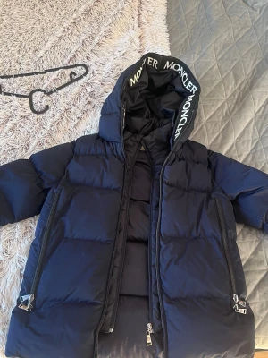 Mörkblå Moncler pufferjacka  - Säljer en mörkblå pufferjacka från Moncler i storlek M. Det är storlek M med den passar storlek S också.