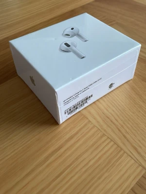 AirPods Pro 3 - Nya Apple AirPods Pro 3 i oöppnad originalförpackning. Trådlösa hörlurar med aktiv brusreducering, flera öronproppar och laddningsetui. Kompatibla med USB-C, Apple Watch, MagSafe och Qi-laddare. Begränsad garanti till oktober 2026.