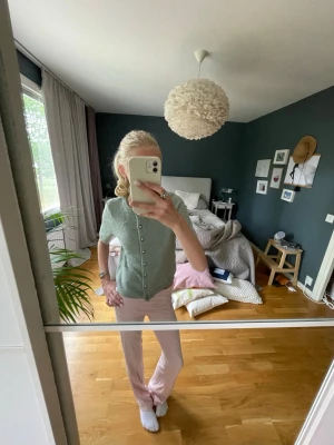 Ljusgrön kofta med pärlknappar - Superfin ljusgrön kofta från hm i storlek xss men passar som en xs. Älskar den och den är knappt använd säljer eftersom det är silver knappar och ja har just nu guldsmycken. Ny pris 200kr och jag tror inte att den säljs på hm längre ❣️❣️