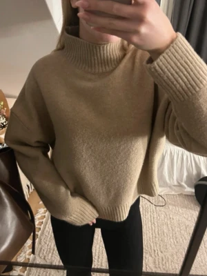 Beige polotröja  - Mysig beige stickad polotröja ifrån Zara i storlek S. Tröjan har en hög ribbad krage och ribbade muddar. Har knappast använt den! 💗