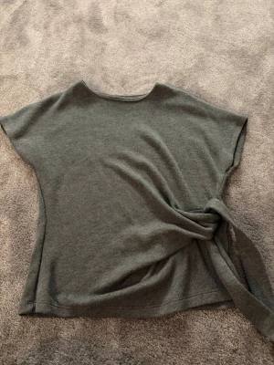 Grå knyttröja från Zara - Jättefin tröja från Zara med knytning i midjan i väldigt fint skick, den är sparsamt använd. I strl S💞💞