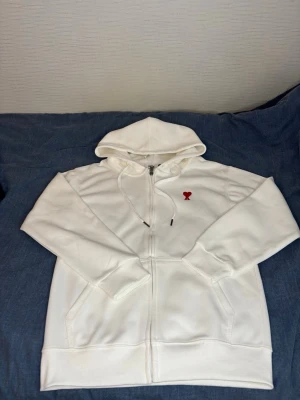 Vit ami zip up - Jette snygg vit ami hoodie som ej är använd. Skriv om ni har funderingar.