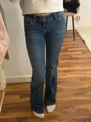 bootcut jeans från Nelly - säljer nu dessa lågmidjade jeans från Nelly. De har en liten skavank på höger bakficka då sömmen har gått upp lite(se sista bild) annars är de i väldigt bra skick 