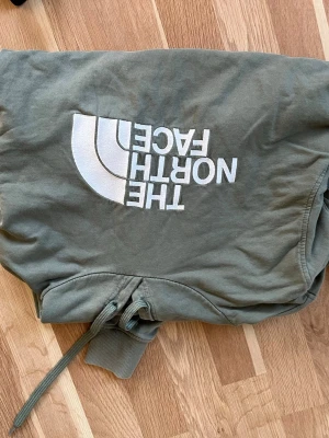 North face hoodie - En hoodie från North face  har inte använt nån gång.