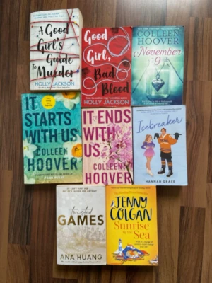 8 Blandade böcker på engelska  - Blandade böcker som inkluderar A Good girl’s guide to murder, a good girl’s bad blood, it starts with us, it ends with us, icebreaker, twisted games, sunrise by the sea. En bok för 85kr, två för 150kr, alla för 750kr.