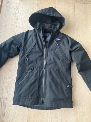 4 in 1 patagonia kids jacka (nypris 2599) - Säljer en svart Patagonia jacka med 4 in 1 funktion, alltså att den kan användas på 4 olika sätt med olika funktioner. Det är en storlek L i kids vilket motsvarar typ 156 ish. Alltså är den ganska lagom från barn till 9-12 år. Den är i väldigt väldigt bra skick. 