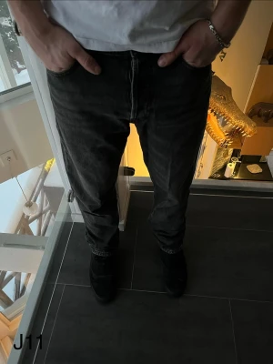 Svarta Jack &Jones  jeans  - Svarta Jack & Jones jeans med Loose/Chris passform. Hör av er vid minsta funderingar!