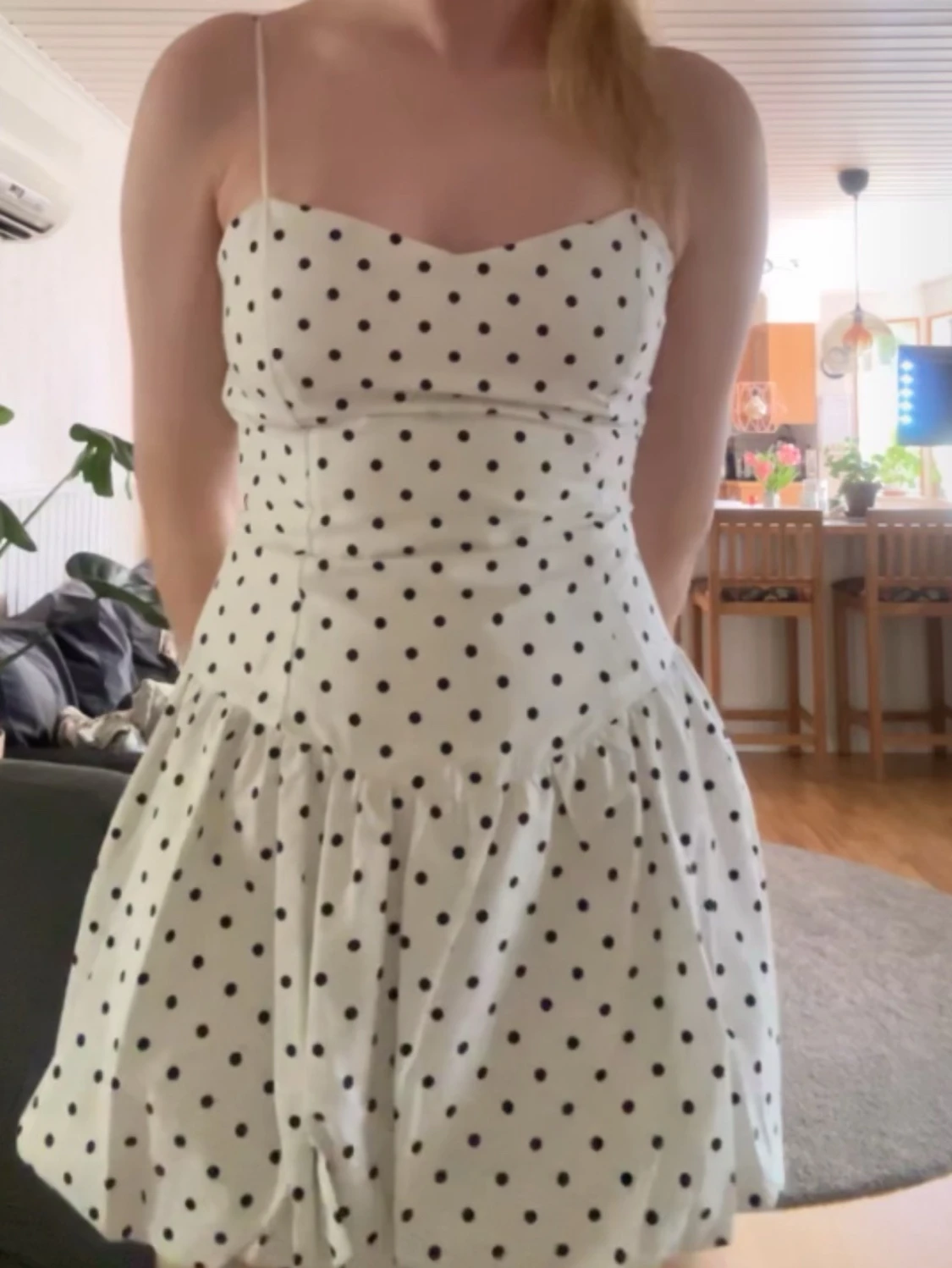 Vit prickig kortklänning med tunna axelband - 3