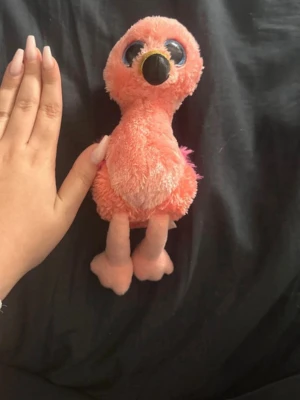 Ty gossedjur  - Bilderna visar en rosa flamingo-gosedjur från Ty, 