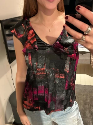 mönstrad festtopp  - Festtopp från Inwear i storlek S. Jag är 175 cm lång. Perfekta festtoppen!! Hör av er vid frågor💞