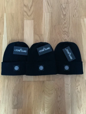 Stone island mössa - Säljer en riktigt schysst stone island mössa i svart klassisk färg. Priset är ej hugget i sten! Tveka inte att skriva vid frågor/funderingar🤩🤝 pris: styck 249kr | alla 3 649kr