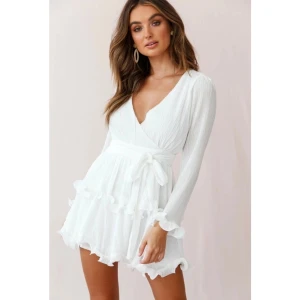 Student klänning - Säljer denna extremt fina student klänning från Dennis Maglic i storlek xs. Använd en gång, så gott som ny.  Köptes för ca 900kr. Skriv vid funderingar!