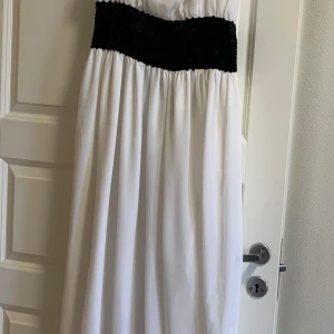 Långklänning/ studentklänning  - Stundetklänning. Lång. Använde 1 gång i ett par timmar. Designat själv och skräddare har sytt ihop den. Tyget är köpt på Stoff & Stil. Stl S. 