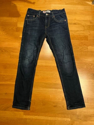 Levi's 512 Slim Taper  - Säljer ett par Levi's 512 Slim Taper jeans i mörkblå. Storlek 152cm, säljer eftersom försmå. 