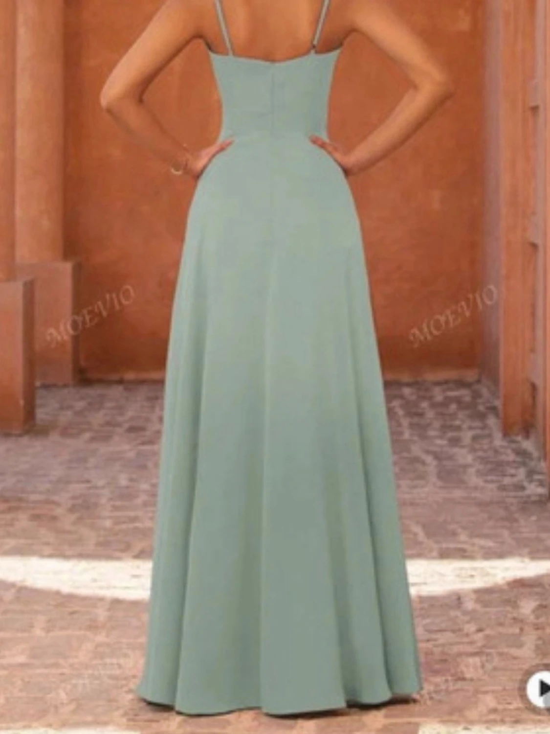 Ljusgrön långklänning med slits