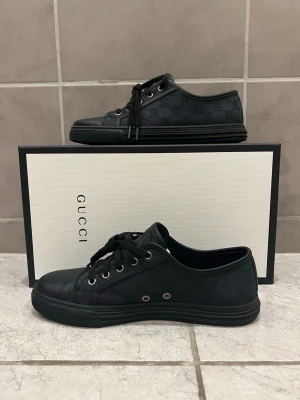 Gucci Skor - Gucci GG Canvas. Skorna är i väldigt bra skick och i princip felfria. Orginalbox med mera medföljer ✅Skriv i DM vid övriga frågor 📝Kom gärna med bud ❗️