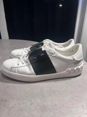 Valentino open - Säljer ett par valentino opens i mycket gott skick. Se bilder. Inga tillbehör. Storlek 44