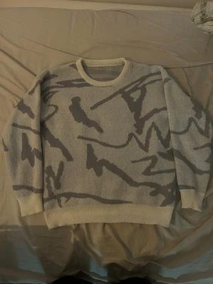 Vit och grå stickad tröja med mönster - Säljer en tröja som är köpt ifrån five leavs ifrån ”UK” storlek M använd endast en gång 
