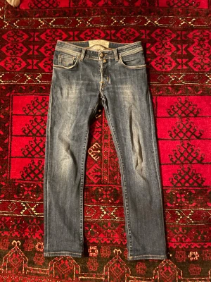 Jacob Cohën - Ett par Jacob Cohën jeans i storlek 32 som är använda men bevarade väl. Jag skulle själv även påstå att dem är mindre i storleken än vad det står. Det finns inga större defekter.
