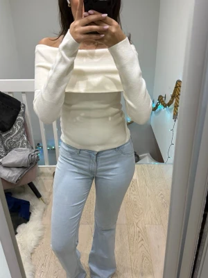 Ljusblå bootcut jeans - Säljer ett par ljusblå jeans med bootcut-modell och klassisk femficksdesign, från H&M.Jeansen har normal passform och är tillverkade i mjukt denimtyg som sitter skönt. Perfekta för dig som gillar en stilren och trendig look.