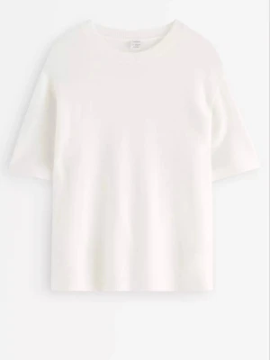 Beige stickad trekvartsärmad tröja  - Supermjuk och enkel beige stickad tröja från H&M med korta ärmar. Perfekt till jeans eller kjol för en chill och stilren look. Ribbad kant vid ärmslut och nederkant ger en snygg finish. 💞😊