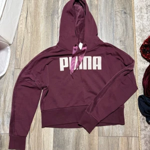 Kenza X Puma hoodie - Hoodie som utgör en del till ett matchande set med leggings. Leggingsen finns i en separat annons 