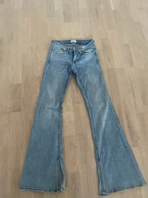 Jeans - Utsvängda jeans med slits ifrån Only, inga defekter men använda! Strl 26/32