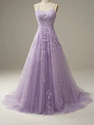 Balklänning  - Magisk ljuslila långklänning med tunna axelband och snörning i ryggen. Klänningen har ett vackert blommigt spetsmönster över hela tyget och är gjord i ett lätt, svepande material som ger en drömmig siluett. Perfekt för bal eller student. Jag säljer denna då det var min reserv klänning inför min bal. Men den kom inte till användning så klänningen är i helt nytt skick. Nypriset för denna klänning är 1300kr så säljer då för 300kr mindre (pris kan diskuteras) 💕 kan möts i Stockholm💕