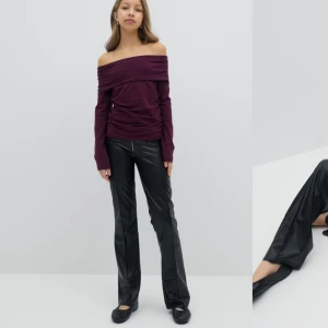 Svarta skinnbyxor från Gina Tricot - Snygga svarta skinnbyxor från Gina Tricot med en tight passform. Byxorna har en dragkedja och är perfekta för en trendig look. De är tillverkade i syntetmaterial som ger en glansig finish. Super bra sick aldrig använda passar typ en xs men storlek 158💞Pris kan diskuteras ❤️