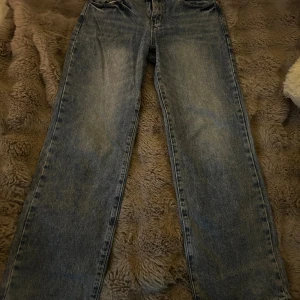 Blå baggy jeans - Snygga blå jeans med rak passform och medel midja. Klassisk femficksdesign, bälteshällor och dragkedja fram. Jeansen har en cool tvättad look och är tillverkade i slitstarkt denim. Perfekta för dig som gillar en tidlös och chill stil. Skriv privat om ni vill ha bild eller undrar något ! 