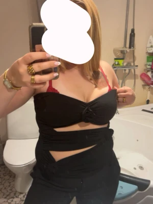 Svart omlott bandeau tubtopp - Säljer en svart bandeau tubtopp med omlott-detalj, med blomdetaljer. Toppen är axelbandslös och har en croppad passform som visar midjan. Skriv för fler bilder eller funderingar 💕