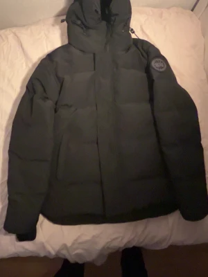 Svart Canada Goose  - (Pris kan diskuteras) Säljer en Canada Goose jacka i nyskick. Jackan är aldrig använd utomhus endast testad en gång men va för liten. Alla originallappar sitter kvar, inget slitage, inga märken och absolut inga defekter.  Jackan är 100 % original och köpt från seriös återförsäljare. Perfekt för dig som vill ha en helt ny Canada Goose men till bättre pris 