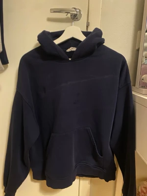 En mörkblå Hoodie från Gina tricot  - En fin Hoodie från Gina tricot 