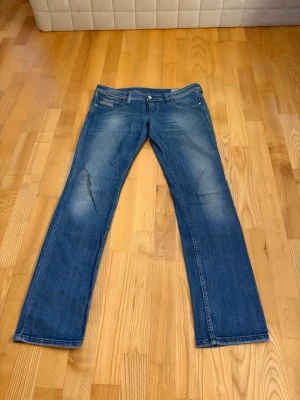 Lågmidjade diesel jeans - Säljer ett par skitsnygga diesel jeans som är bootcut och super låg midja! Dom har coola fickor och bra skick!! Skulle uppskatta storleken som s-m, skriv till mig för fler frågor eller bilder!