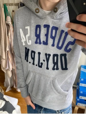 Superdry Hoodie - Säljer nu en riktigt fet Superdy hoodie i strl M. Inga defekter. Skriv för fler bilder eller frågor!🙌