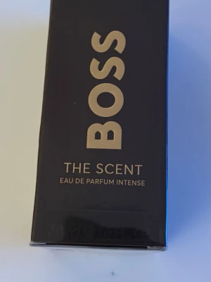 BOSS The Scent Intense EdP - Upptäck BOSS The Scent Eau de Parfum Intense – en parfym tillverkad i Frankrike. Innehåller bland annat bergamottolja, lavendel, vanillin och kanel. Perfekt för dig som vill ha en modern och självsäker doft.