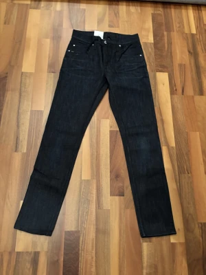 Tiger Of Sweden Jeans - Vi säljer ytterligare ett par riktigt feta Tiger Of Sweden Jeans. Modellen är ”Pistolero” och storleken är W28 L32. Jeansen är helt nya med tags och säljs för ungefär 1200kr nypris medans vi säljer för endast 379kr. Har ni funderingar är det bara att skriva!🔥✅